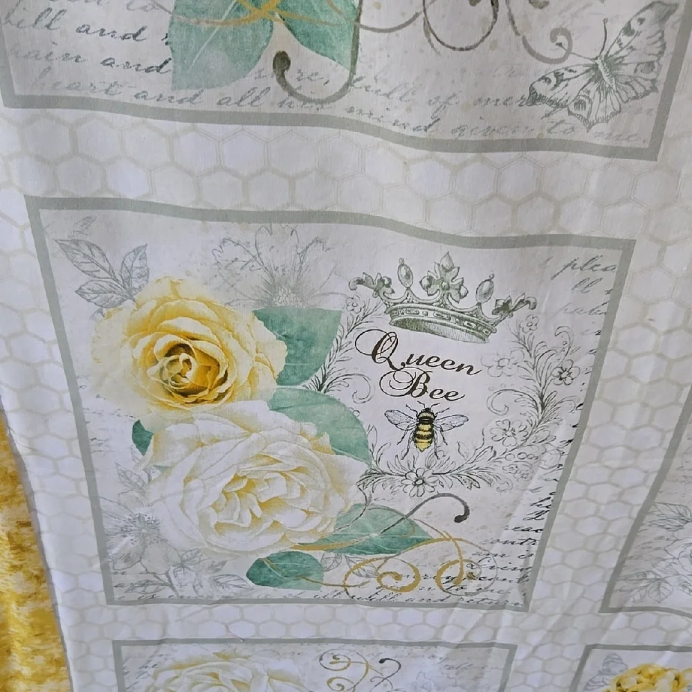 Cheerful Yellow and White Quilt with Decorative Patterns